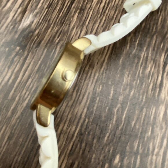 Gold Tone Ladies Watch New Battery White Silicone Band - Picture 4 of 9